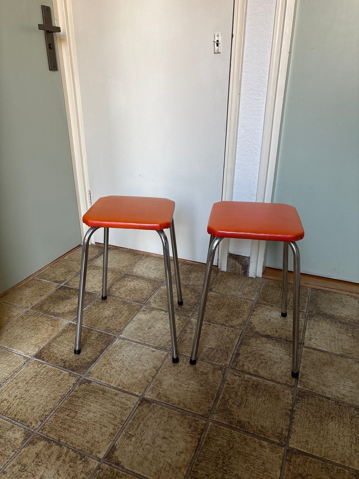 Twee vintage keukenkrukken met oranje zitting, Ophalen, Staal