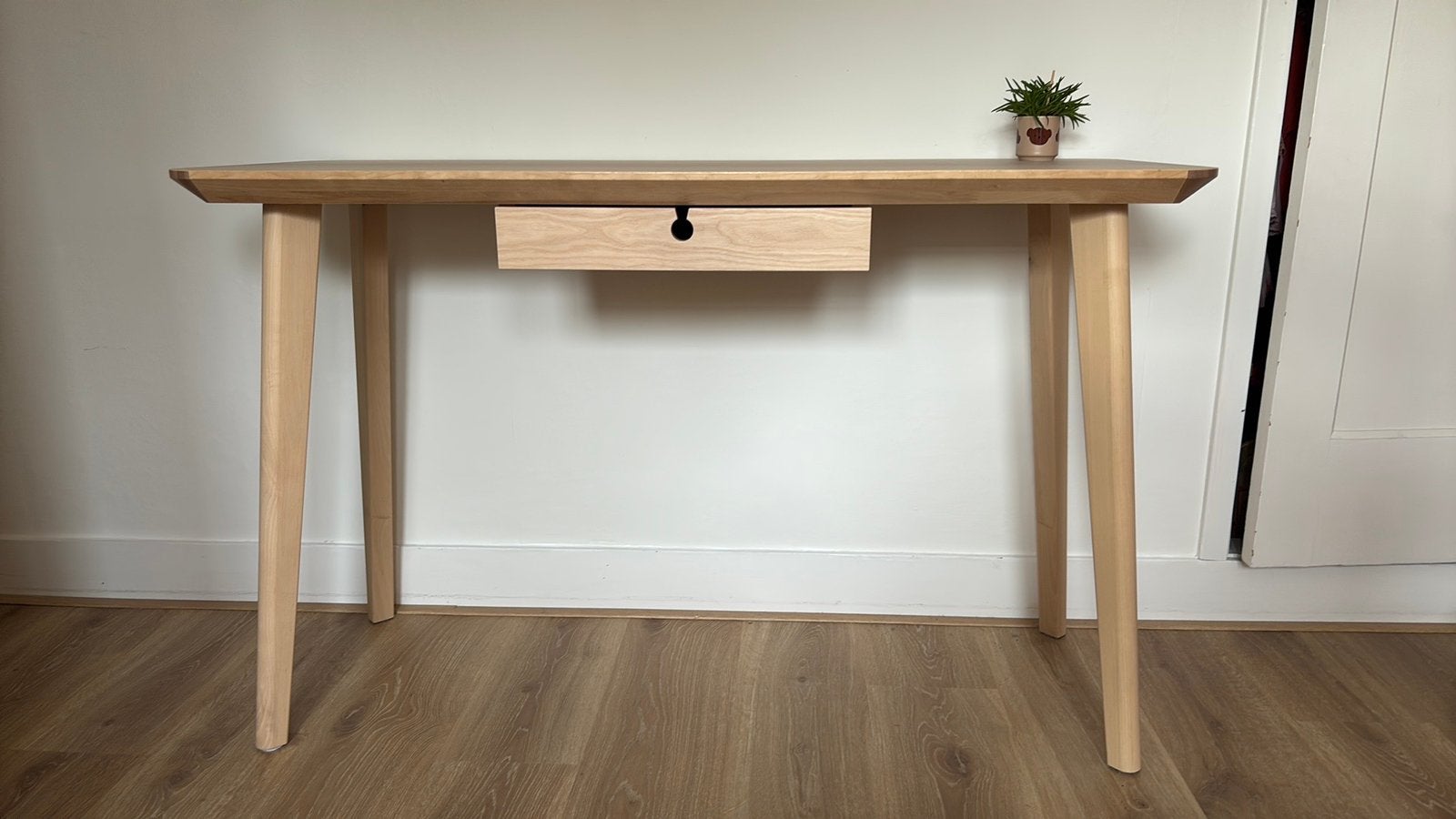 Mooi smal bureau of bijtafel., Huis en Inrichting, Tafels | Sidetables, Ophalen, 100 tot 150 cm, Zo goed als nieuw, Overige houtsoorten