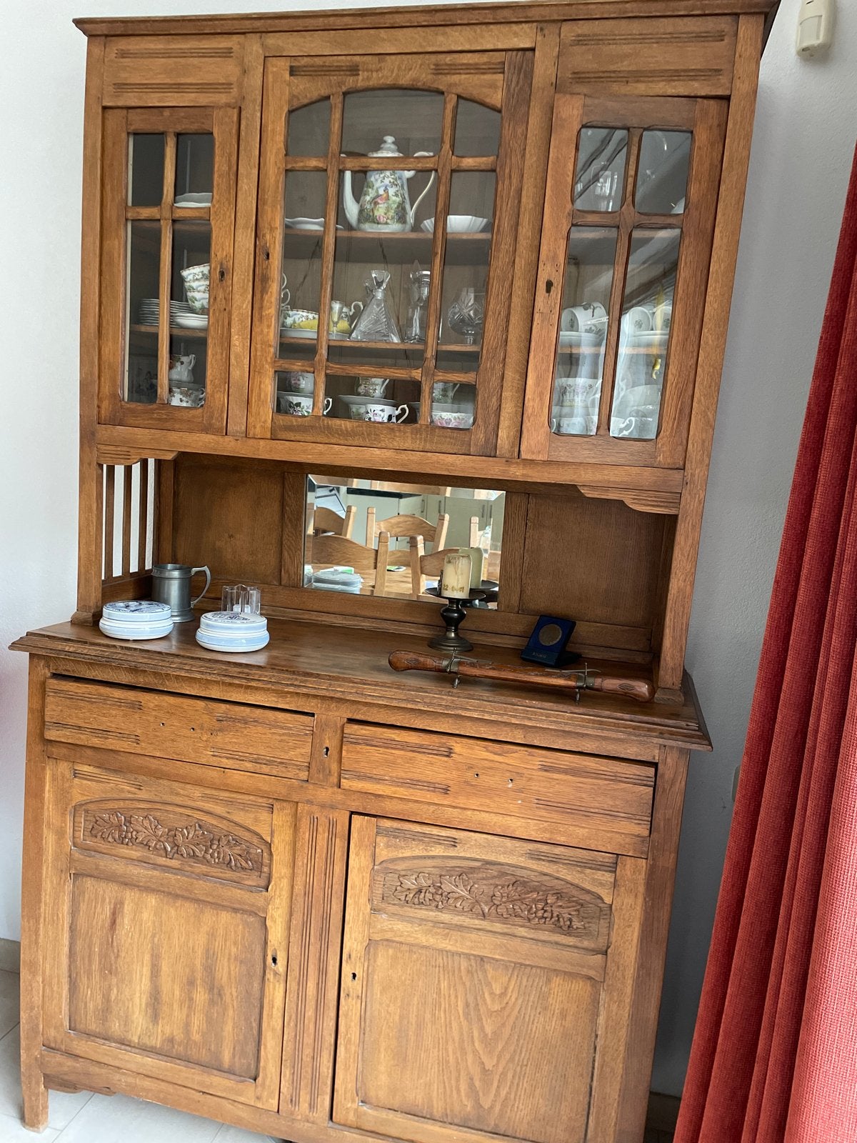 Antieke eikenhouten buffetkast met glas en houtsnijwerk, Ophalen
