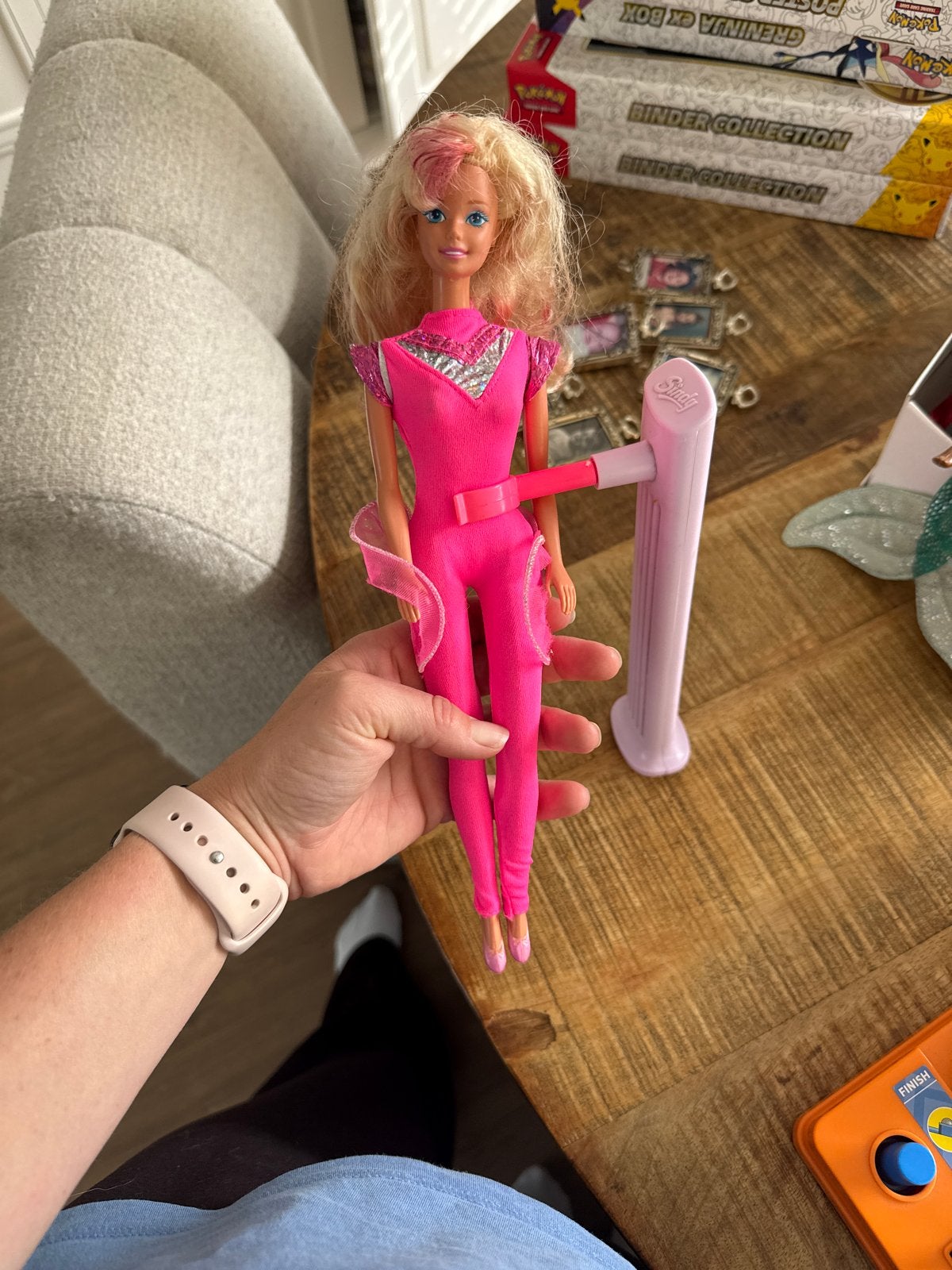 Vintage Barbie pop in roze turnpakje, Ophalen of Verzenden, Gebruikt, Barbie