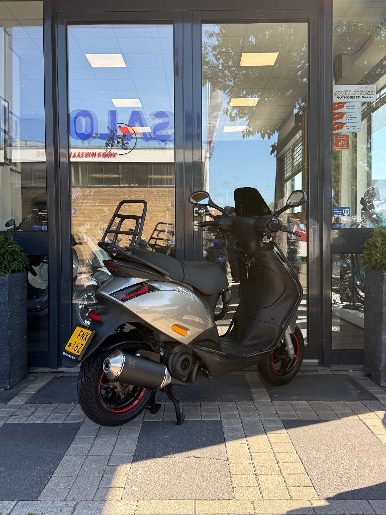 Piaggio Zip IGET E5 45km/h | 2023 | 12500km | Turbokit, Gebruikt, Maximaal 45 km/u, Zip, Benzine