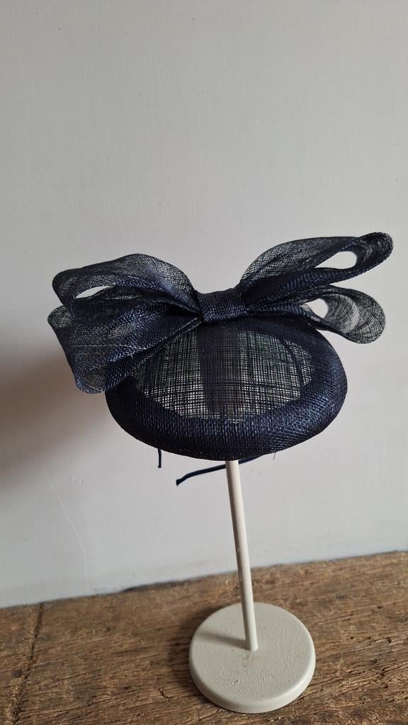 Donkerblauwe fascinator met strik, Kleding | Dames, Hoeden en Petten, Hoed, Nieuw, Onbekend, One size fits all