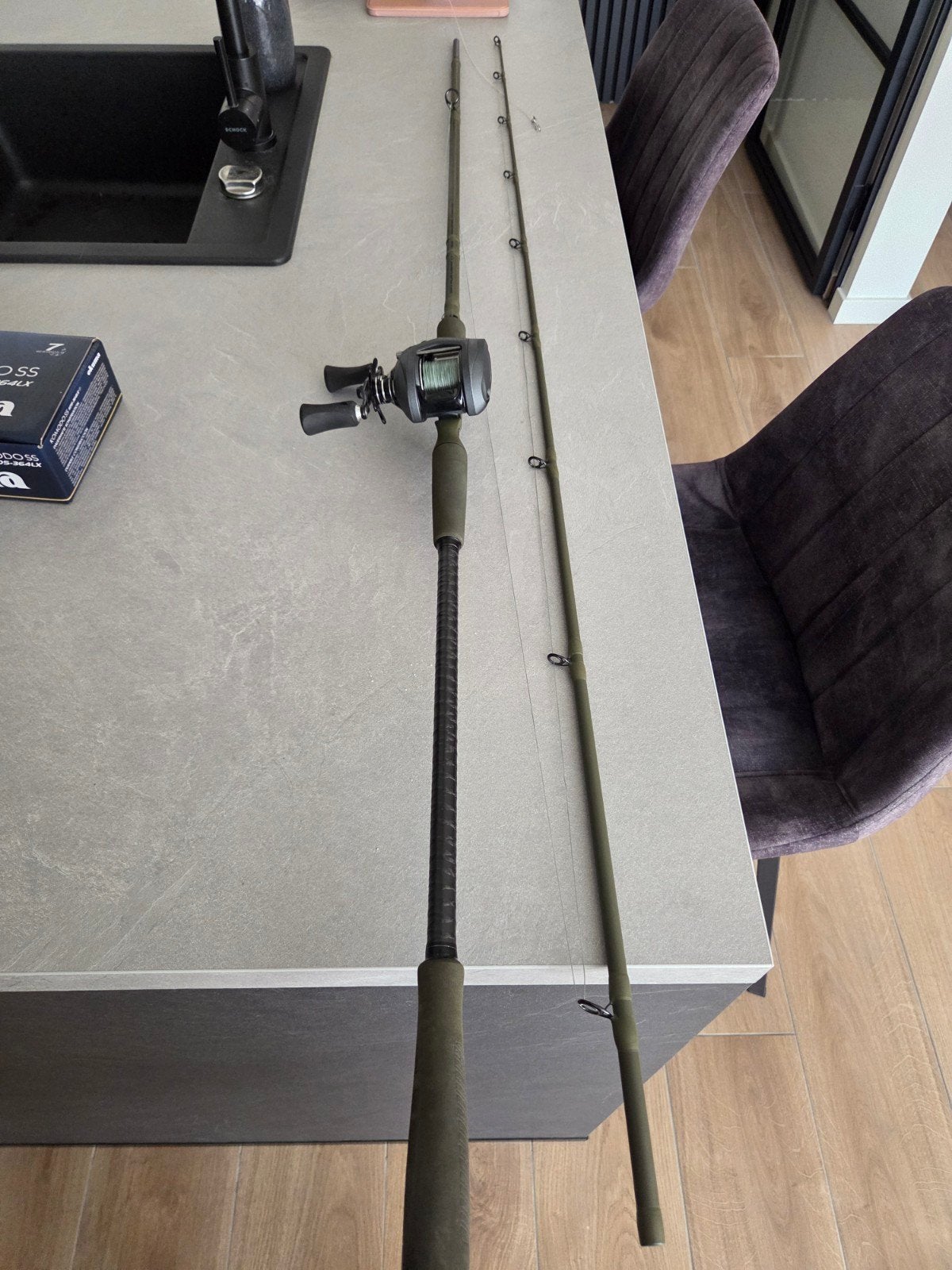 SS KDS-364-LX reel en een Savage Gear Big Bait Specialist, Ophalen of Verzenden, Zo goed als nieuw, Complete hengel