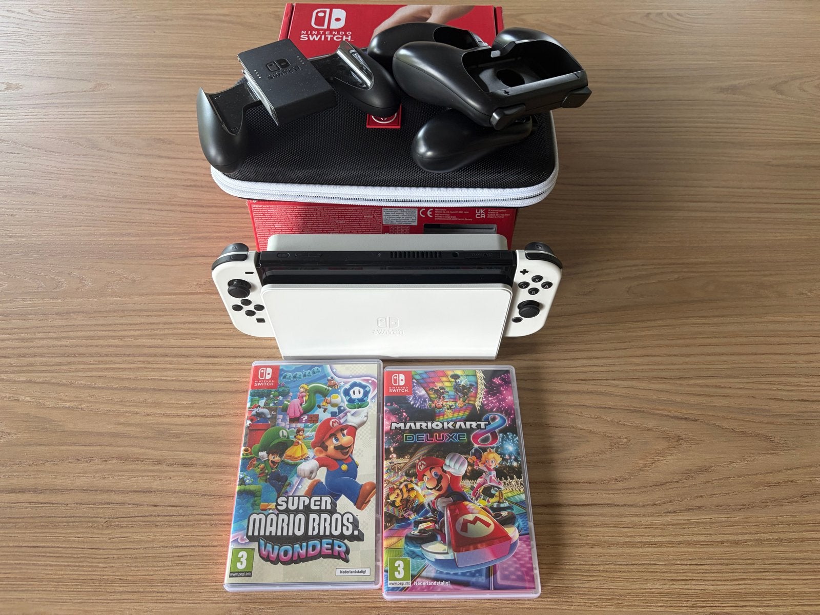 Foto 2 van Nintendo Switch OLED met 2 games en accessoires
