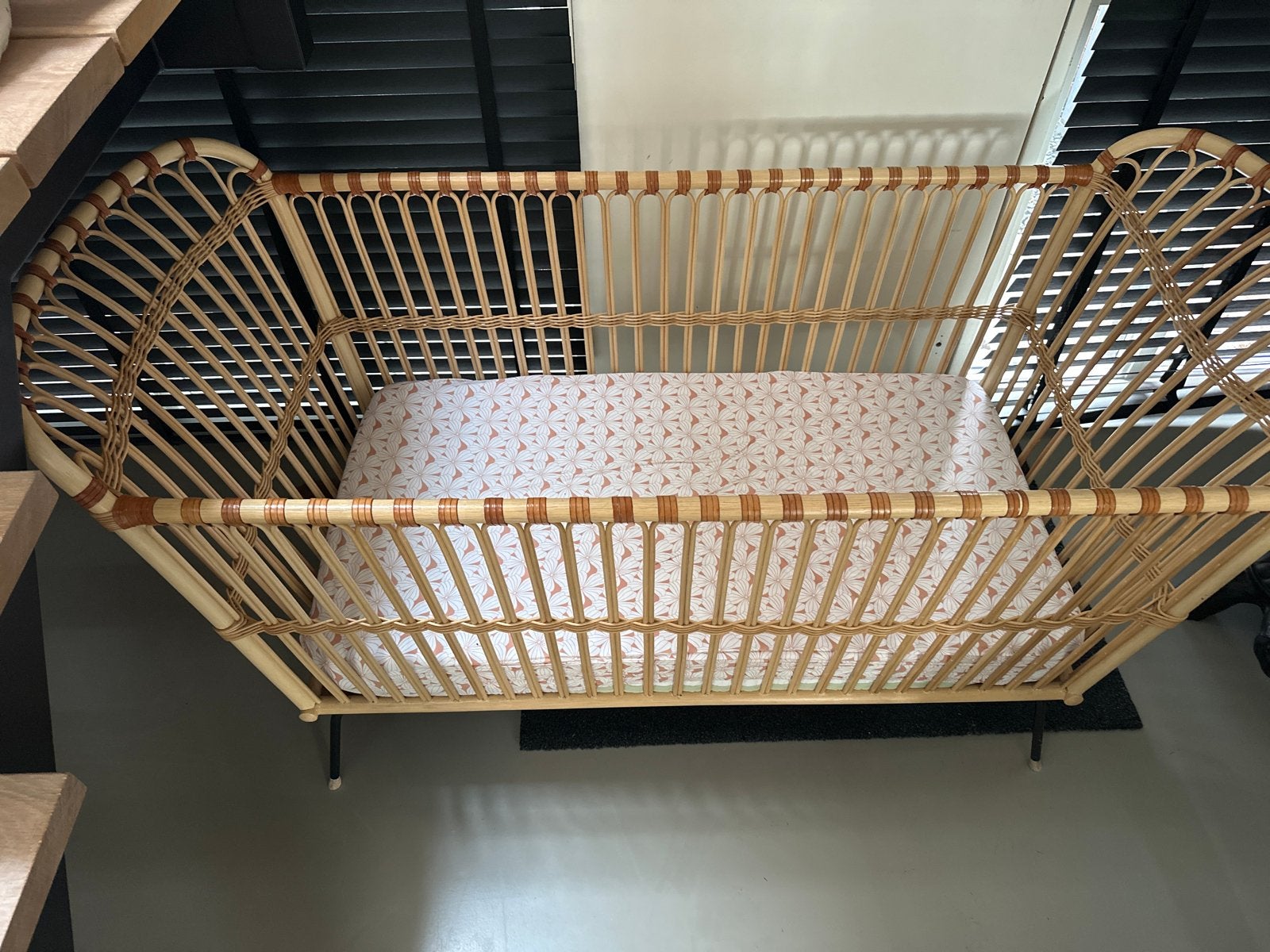 Rotan kinderbed 140 cm met matras, Ophalen of Verzenden, Zo goed als nieuw, Ledikant