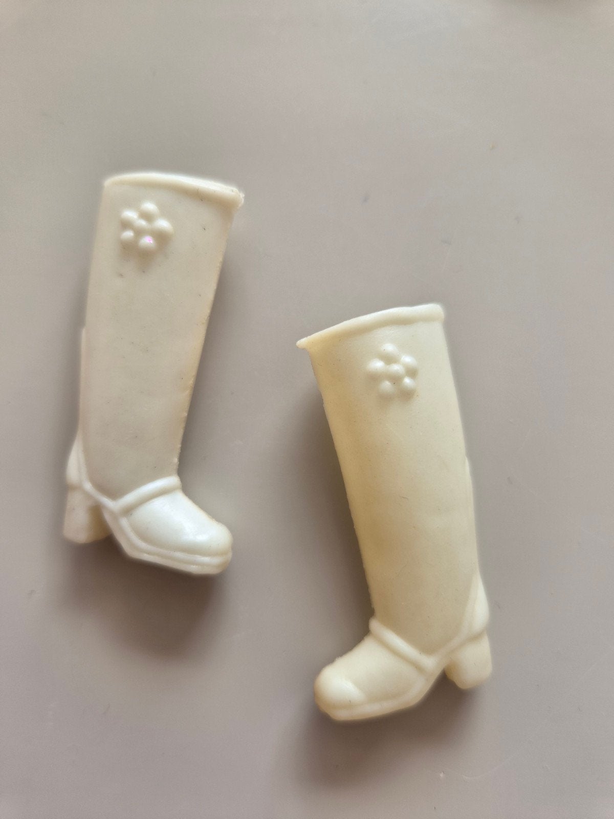 Vintage Barbie laarzen - Witte laarzen met bloem, Ophalen of Verzenden, Gebruikt, Barbie