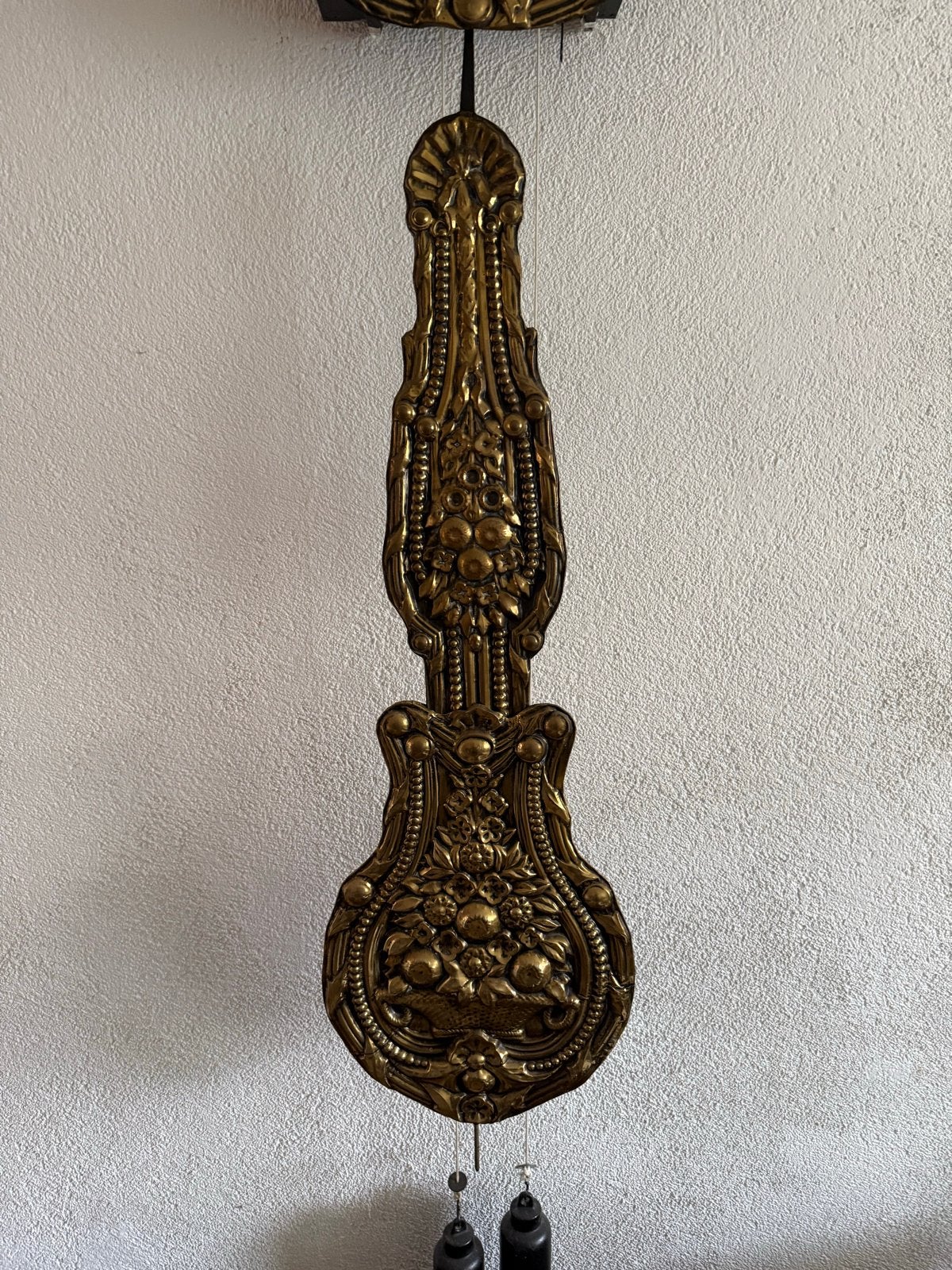 Antieke Jacques Almar wandklok met gedetailleerde versiering, Antiek en Kunst, Ophalen