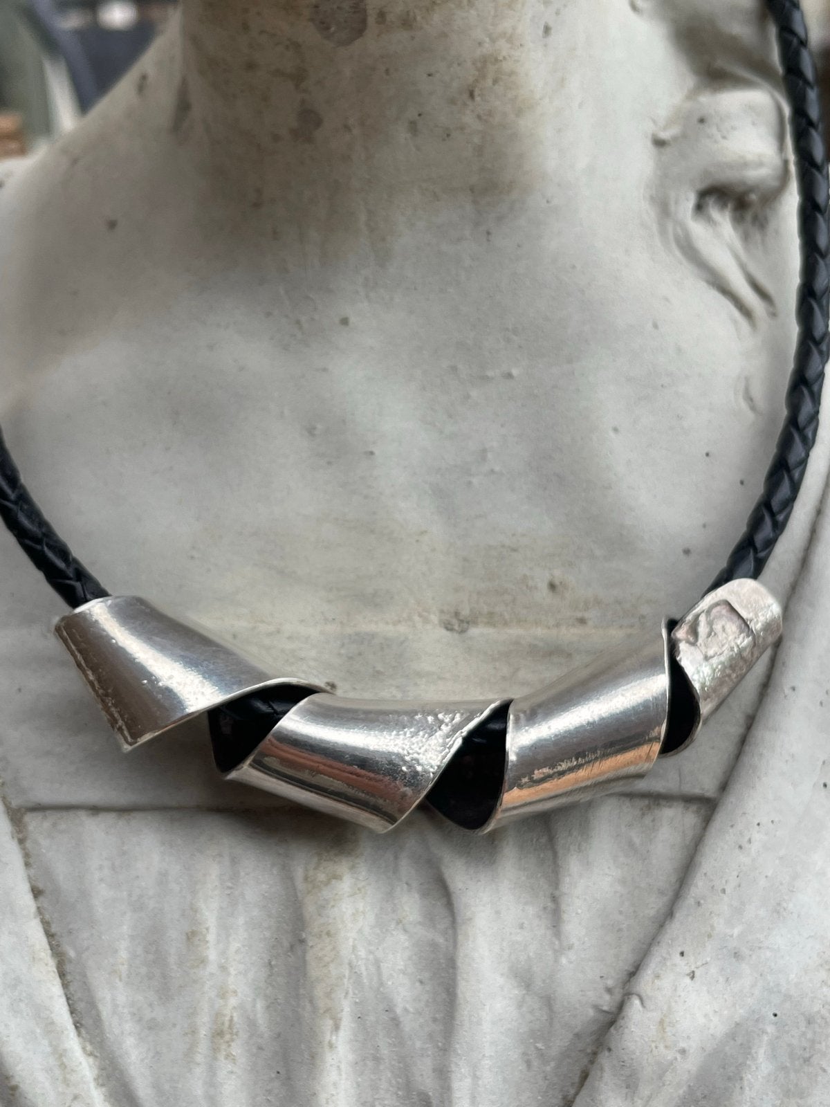 Zilveren collier met leren koord en gedraaide hanger, Ophalen of Verzenden, Zo goed als nieuw, Zilver, Met hanger
