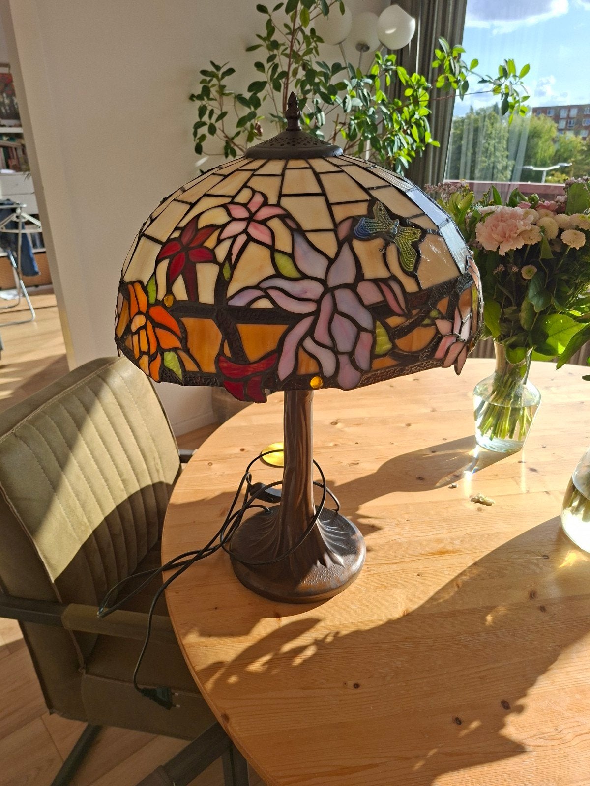 Prachtige Tiffany Tafellamp met Bloem- en Vlindermotief, Ophalen, Tiffany lamp, Met schakelaar, E27 (groot)