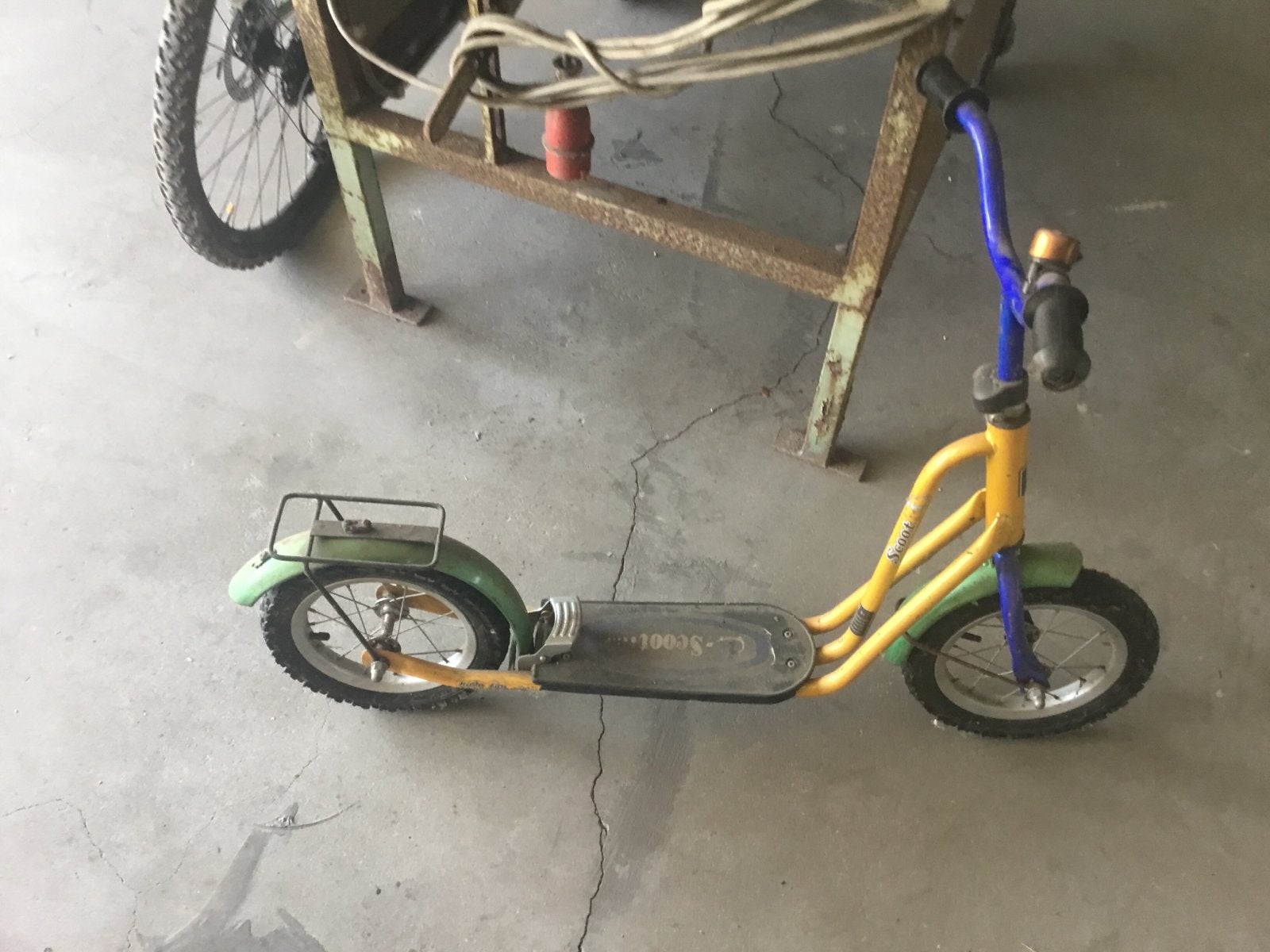 Stevige kinderstep - Geel met blauw stuur, Fietsen en Brommers, Ophalen, Gebruikt, Gewone step
