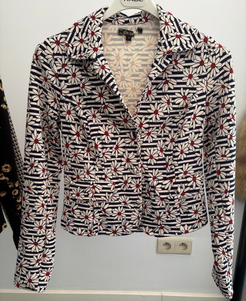 King Louie jasje wit-blauw streepje met witte bloemen, Kleding | Dames, Jasjes, Kostuums en Pakken, Verzenden, Zo goed als nieuw