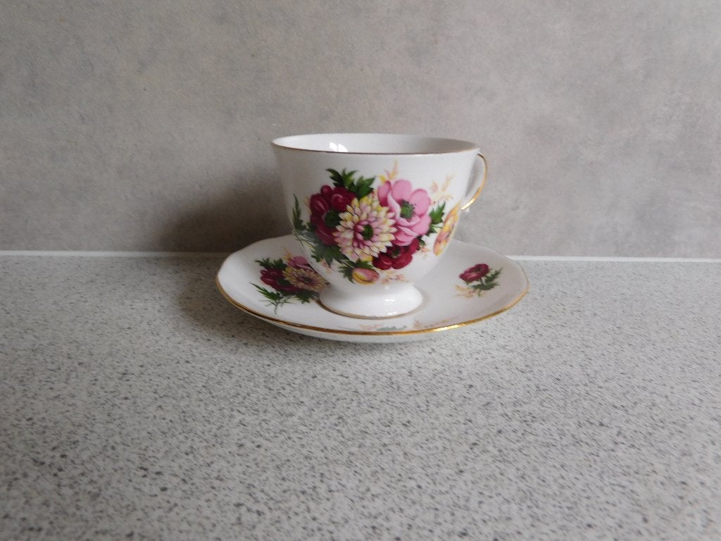 Kop en schotel Fine Bone China Pattern 8200 Queen Anne, Verzamelen, Porselein, Kristal en Bestek, Ophalen of Verzenden, Zo goed als nieuw