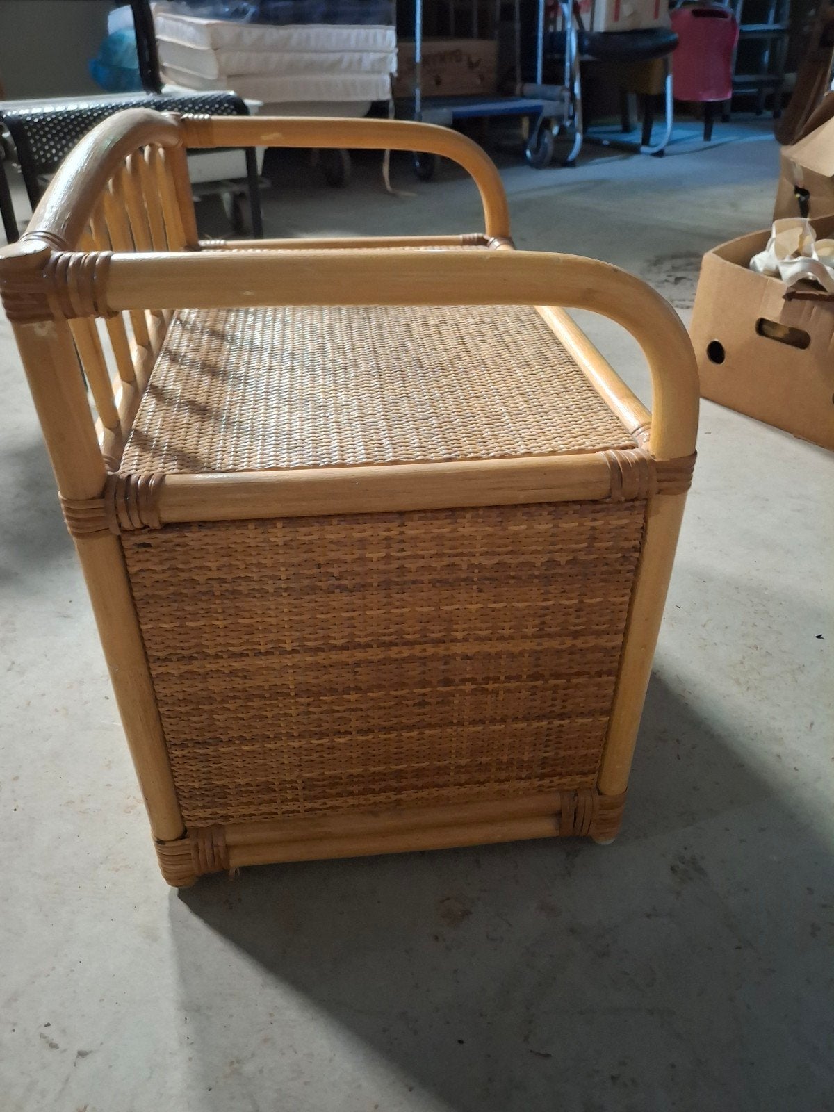 Rotan nachtkastje met 2 lades, Ophalen, Overige materialen, Gebruikt, 55 tot 70 cm