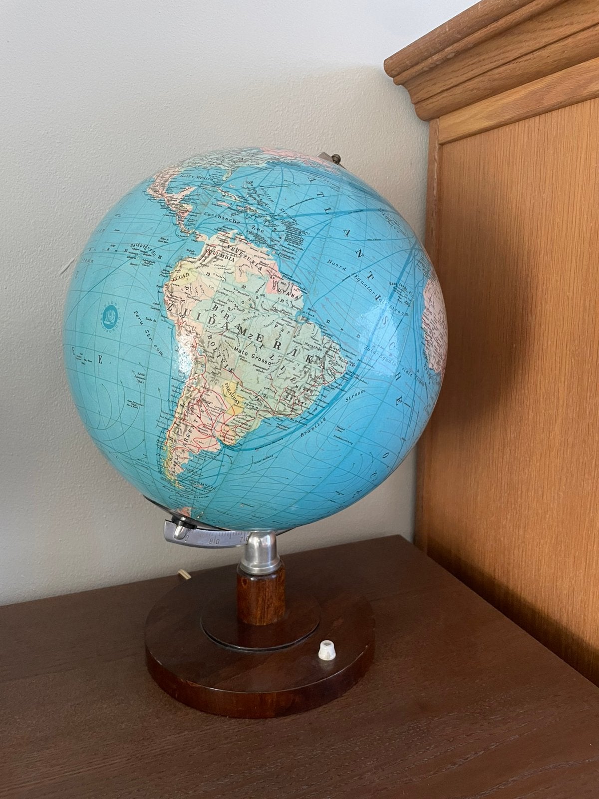 Vintage verlichte wereldbol met houten voet – Retro en deco, Ophalen of Verzenden, Zo goed als nieuw