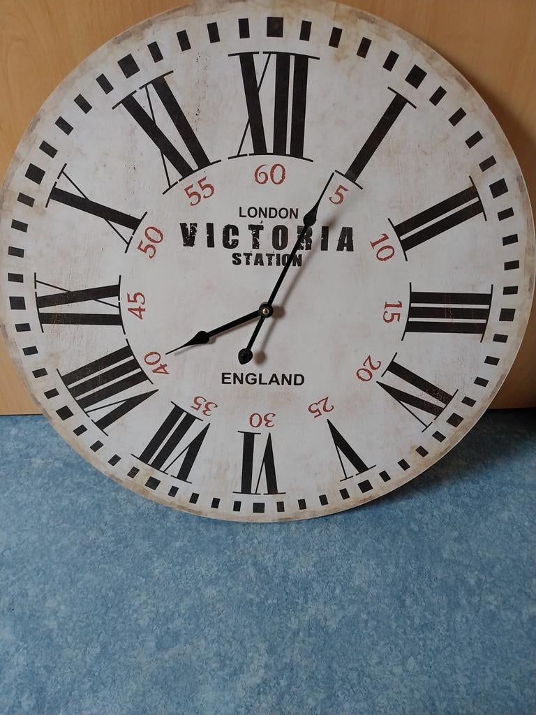 Grote wandklok Victoria Station London met Romeinse cijfers, Ophalen