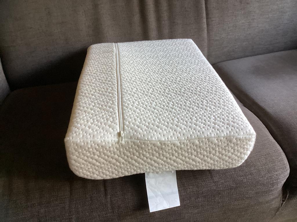 Nieuw hoofdkussen, Huis en Inrichting, Slaapkamer | Matrassen en Bedbodems, Ophalen, Zo goed als nieuw, Eenpersoons, 70 cm of minder