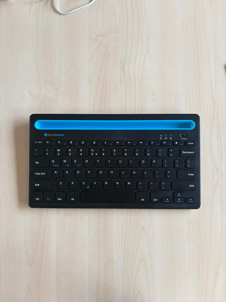 Silvergear Bluetooth toetsenbord met houder, Ophalen of Verzenden, Qwerty, Nieuw, Draadloos