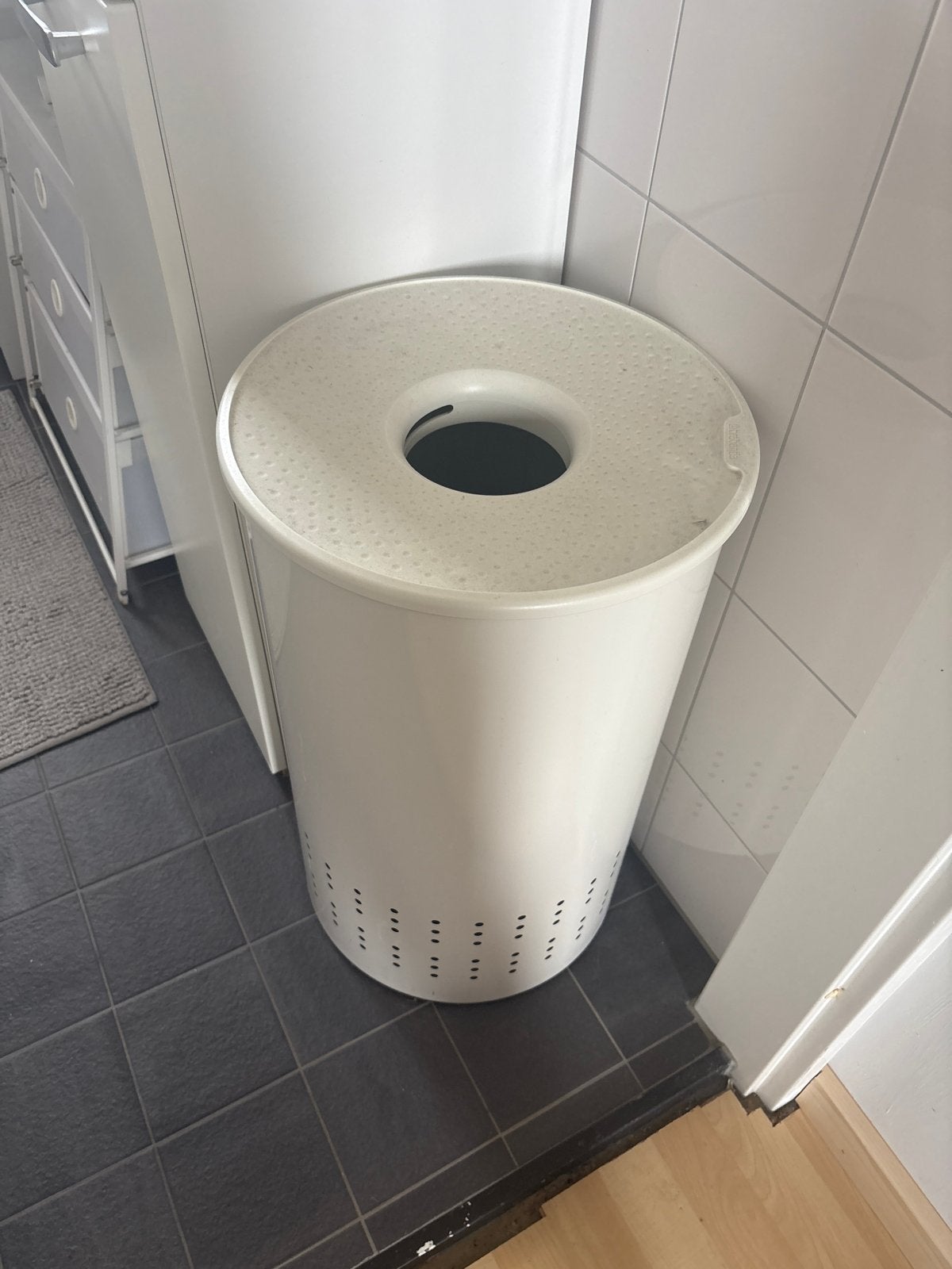 Witte wasmand met deksel, Ophalen, Gebruikt, Wit, Kunststof
