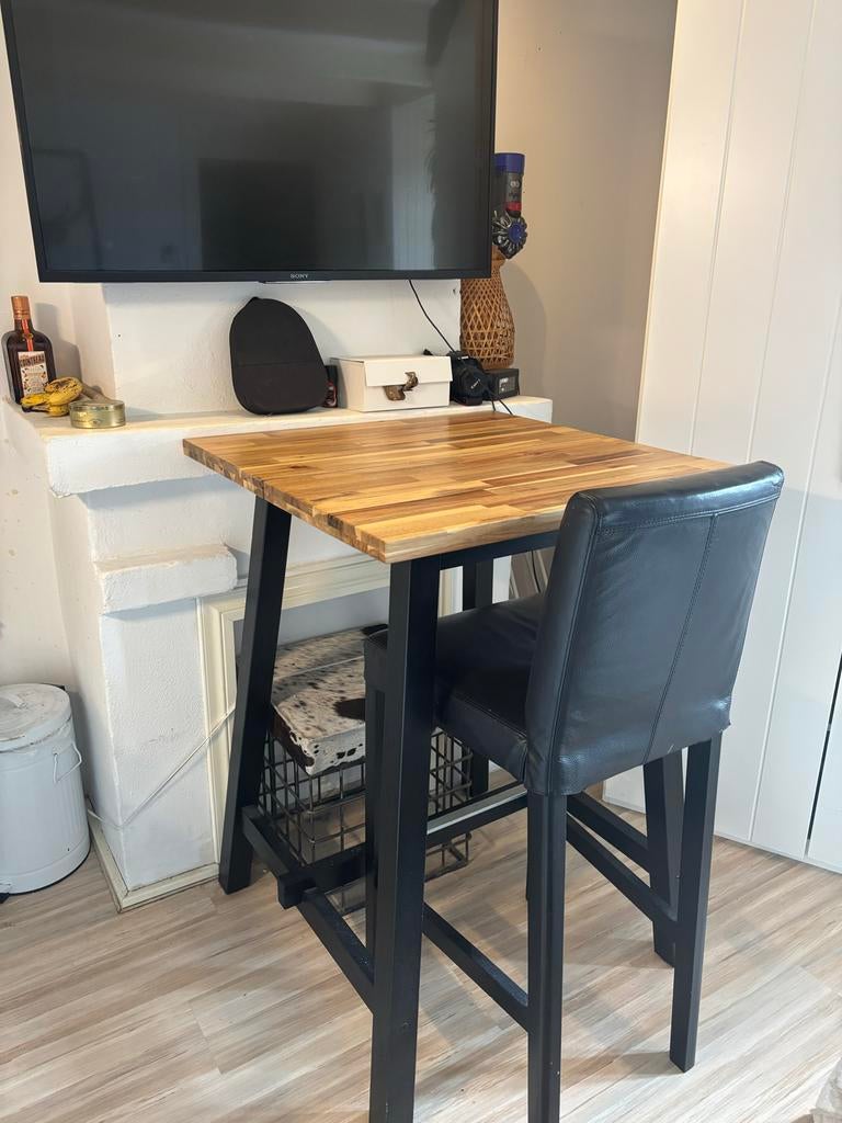 Houten bartafel met stoel, Ophalen, Zo goed als nieuw
