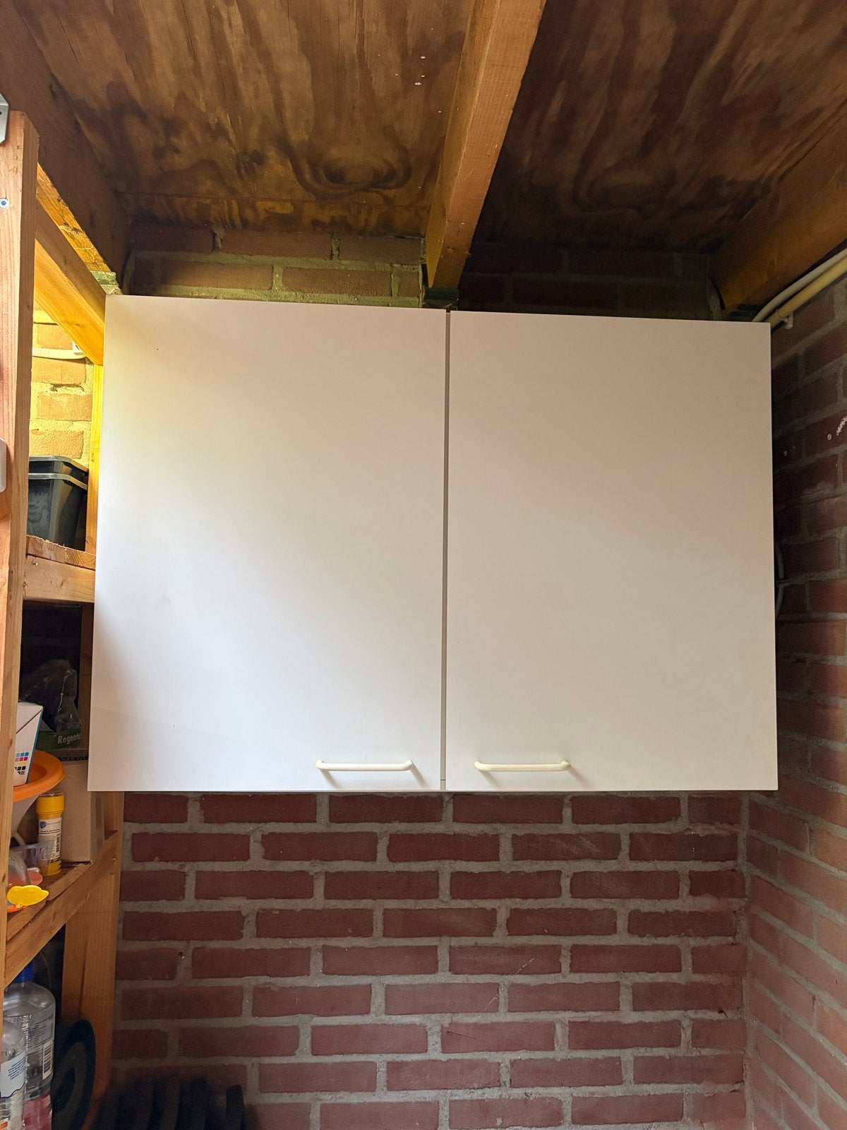 Witte wandkast met twee deuren
