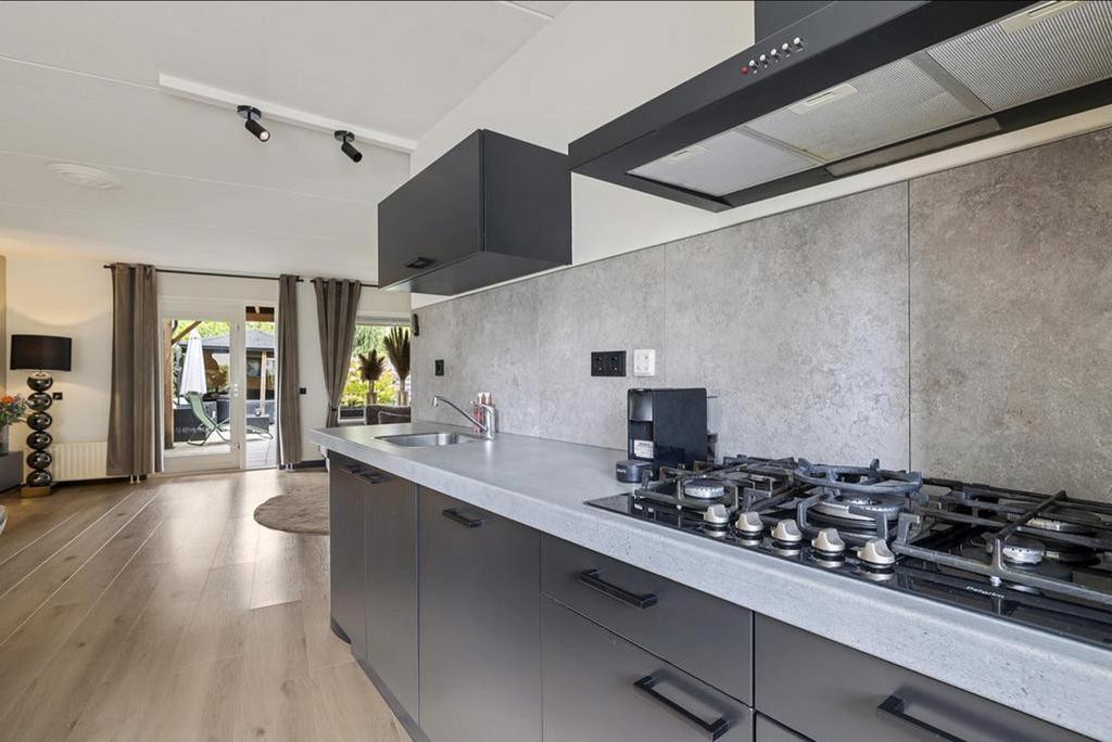 Moderne grijze keuken met inbouwapparatuur, Huis en Inrichting, Keuken | Complete keukens, Gebruikt, Enkelwandige keuken, Ophalen of Verzenden