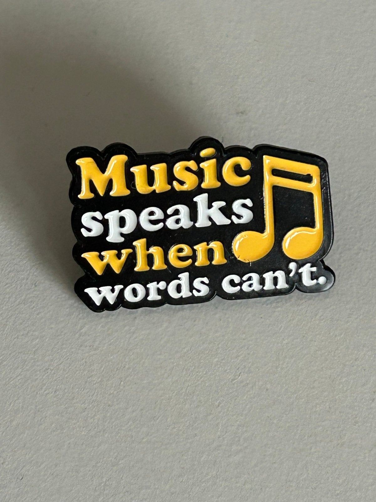 Nieuwe Pin: Music Speaks When Words Can't - Muzieknoot, Ophalen of Verzenden, Nieuw, Overige onderwerpen, Speldje of Pin