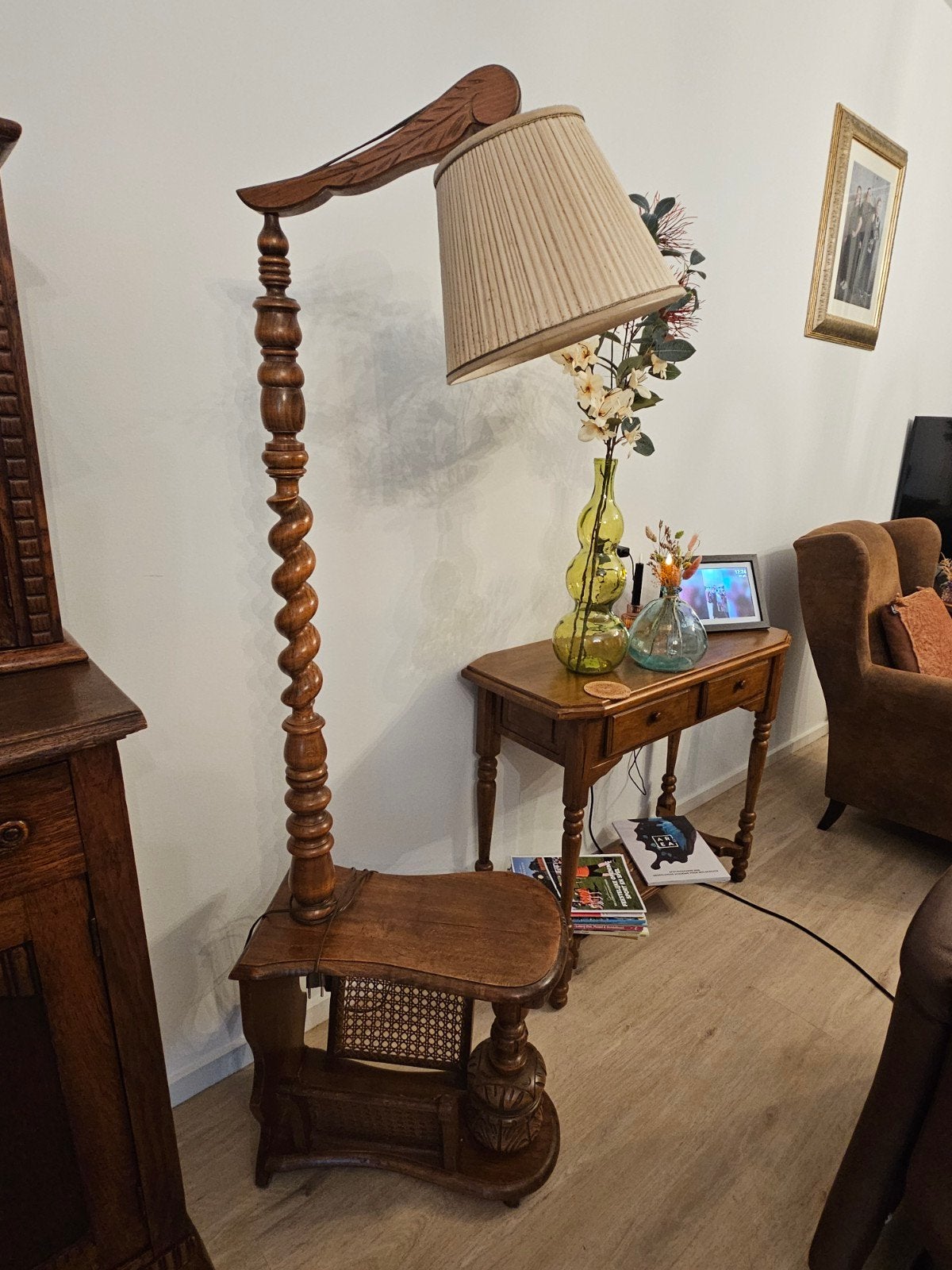 Antieke houten vloerlamp met rieten tijdschriftenrek, Ophalen
