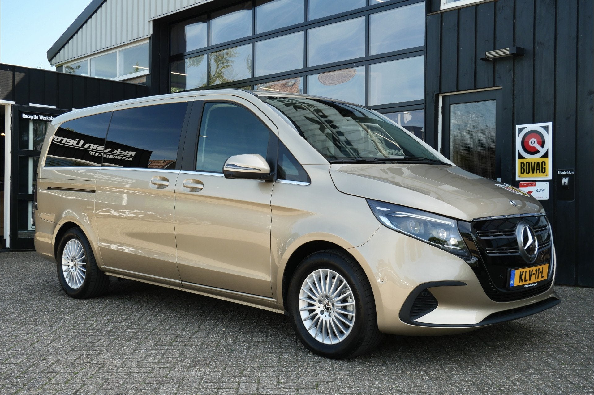 Mercedes-Benz EQV 300 L2 90 kWh | 360 | LED | Leder | Elek, Auto's, Bestelauto's, Gebruikt, Zwart, Overige kleuren, 7 stoelen