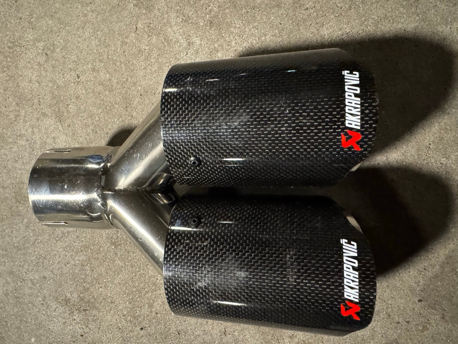 Akrapovic uitlaat sierstuk dubbel carbon look, Ophalen, Gebruikt, Universele onderdelen