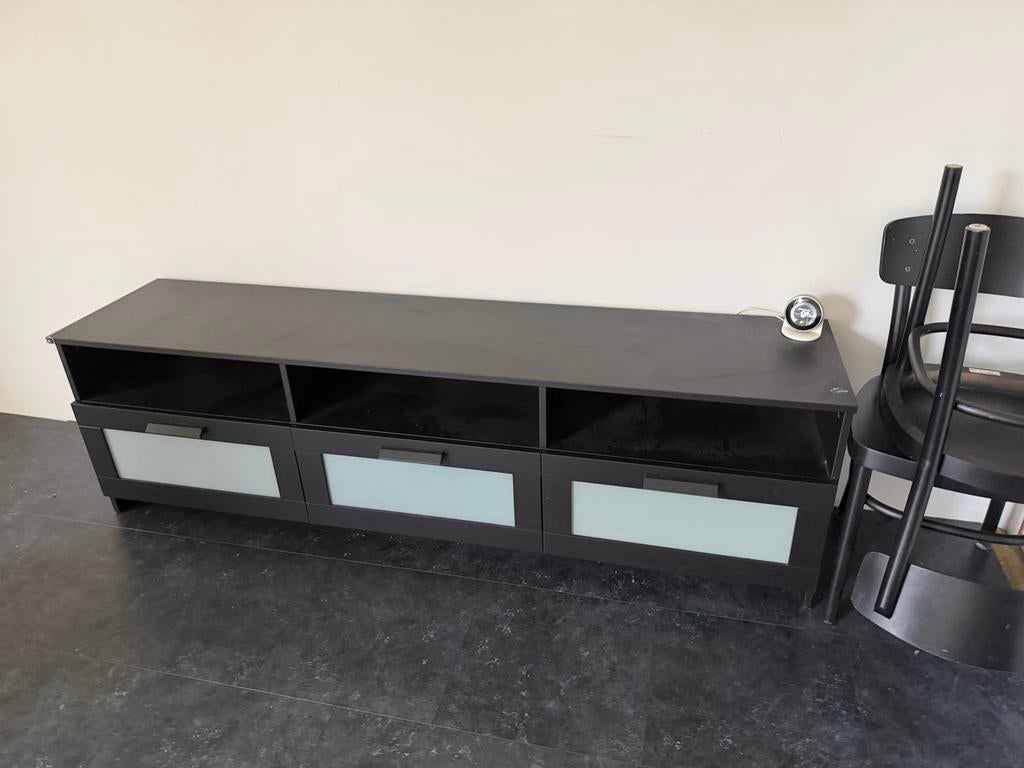 Zwart TV-meubel met opbergruimte en glazen deuren, Gebruikt, 150 tot 200 cm, Ophalen of Verzenden, Minder dan 100 cm