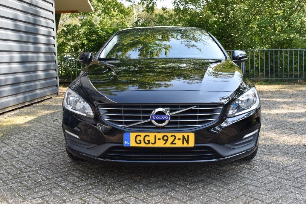 Volvo V60 2.4 D5  5 CILINDER!! MOMENTUM!!!AUTOMAAT!!BJ 2015!, Euro 5, Zwart, Diesel, Verwarmde buitenspiegels