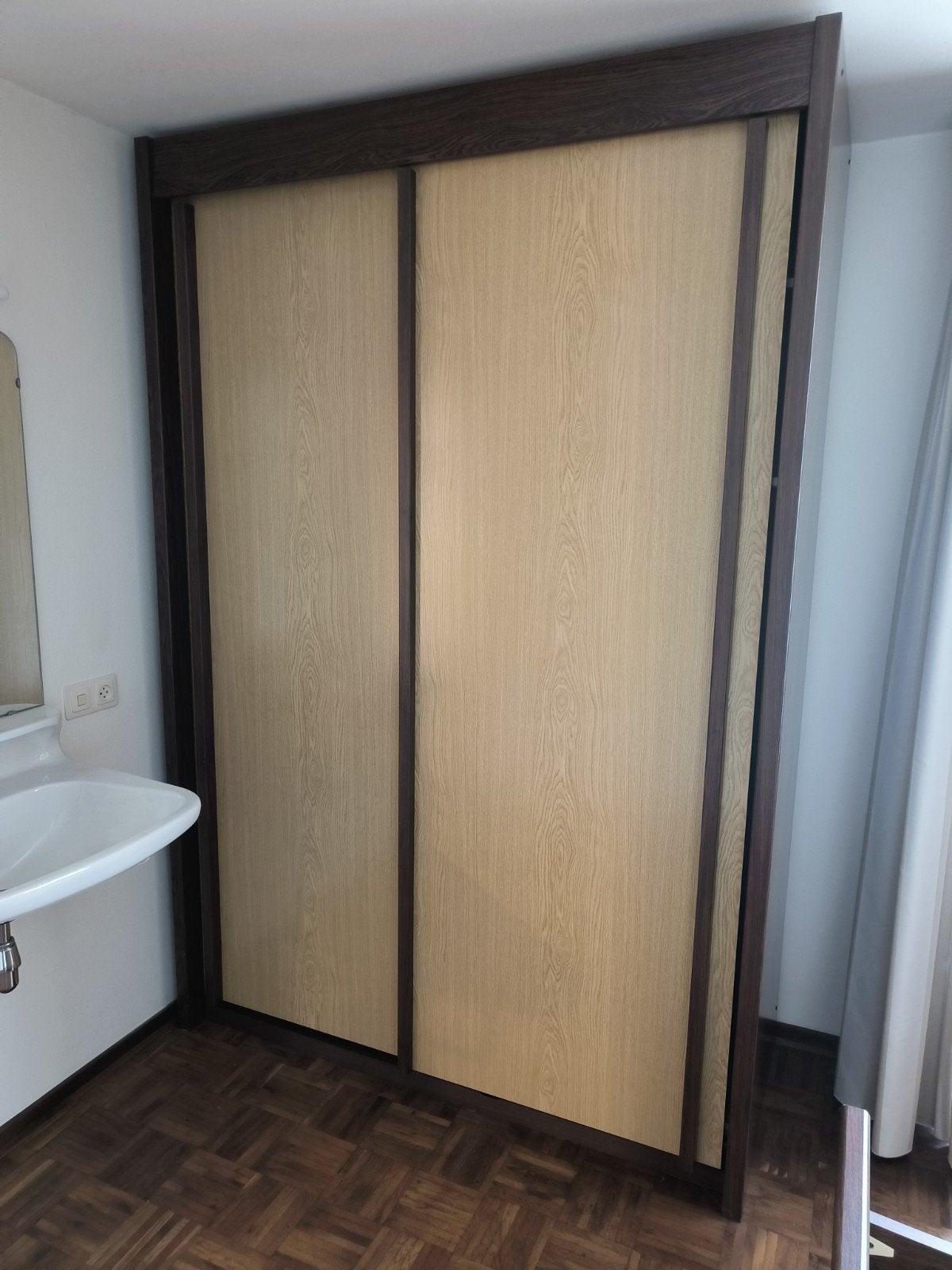 Ruime kledingkast met schuifdeuren, Gebruikt, 100 tot 150 cm, 200 cm of meer, Ophalen of Verzenden