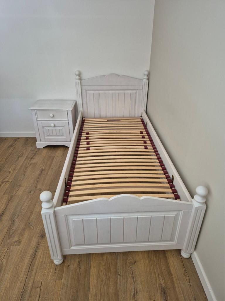 Mooi en degelijk bed 90x200cm met nachtkastje massief hout., Gebruikt, 90 cm, Eenpersoons, Wit