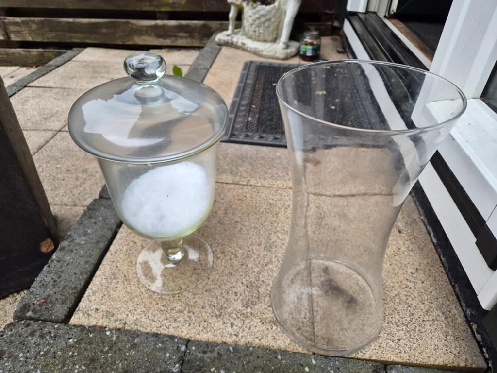 2 grote vazen, Ophalen