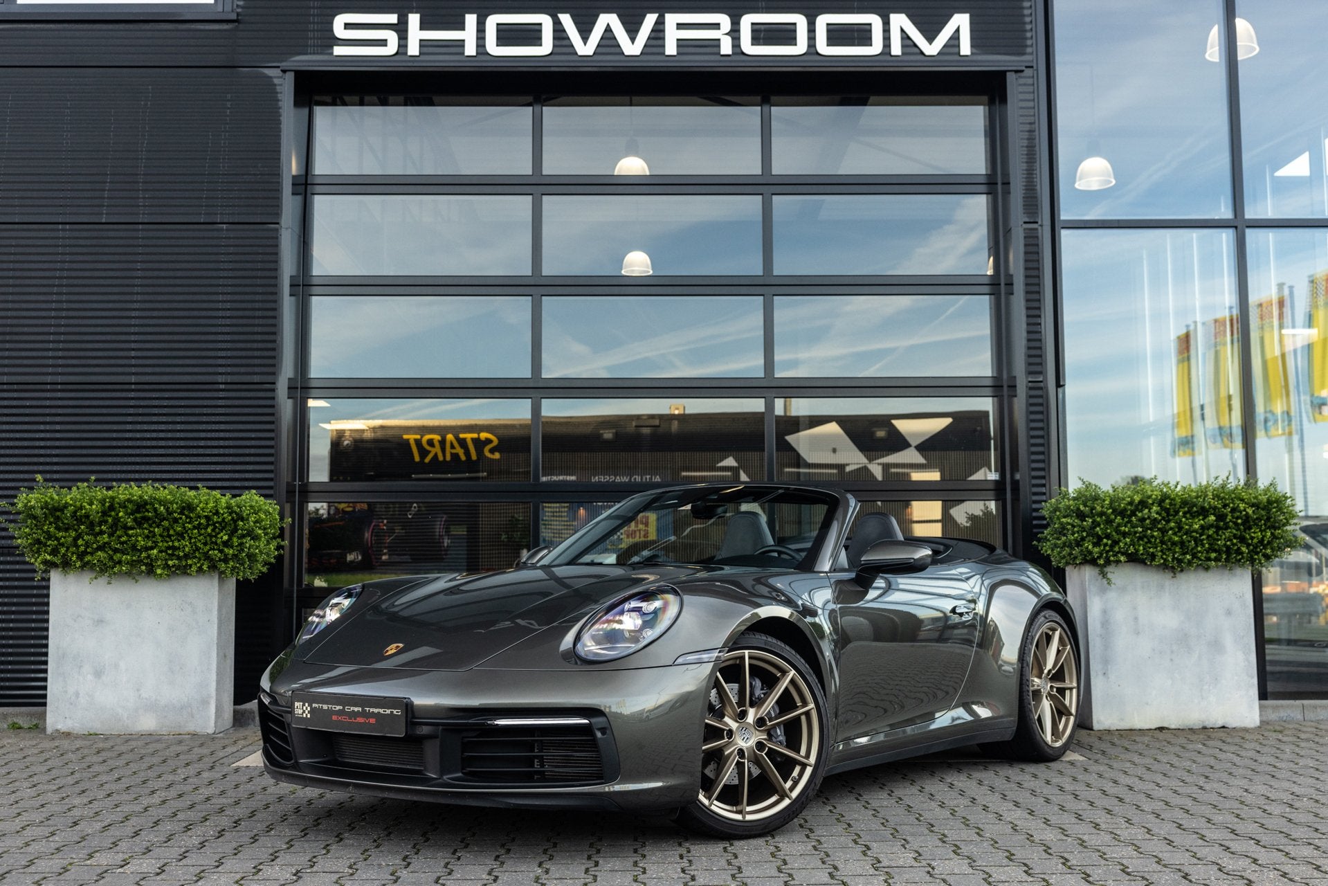 Porsche 911 Cabrio 992 3.0 Carrera, Aventurijn groen, PASM,, Automaat, Dealer onderhouden, Achterwielaandrijving, Gebruikt