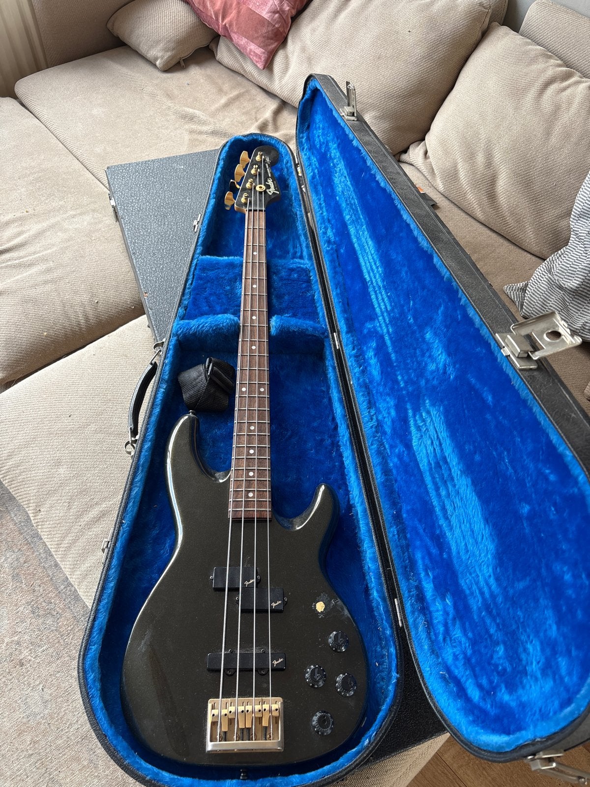 Titel: Fender Precision Bass Lyte MIJ 1989/1990 harde koffer, Ophalen, Gebruikt, Elektrisch, 6-snarig