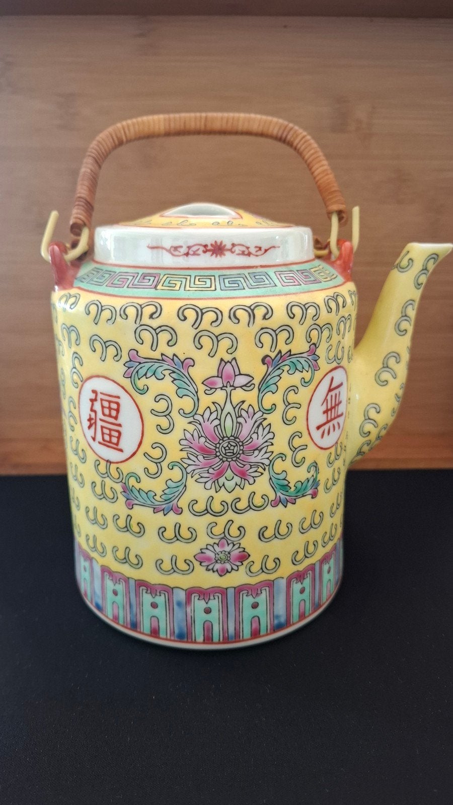 Vintage Chinese theepot met bamboe handvat, geel decor, Gebruikt, Keramiek, Overige typen, Ophalen of Verzenden