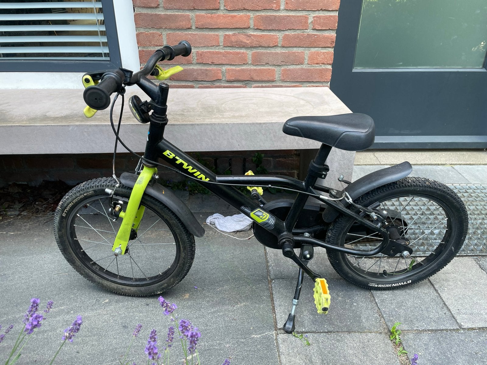 B'Twin kinderfiets 16 inch - Zwart/Geel, Ophalen of Verzenden, Gebruikt, Terugtraprem, 16 tot 20 inch
