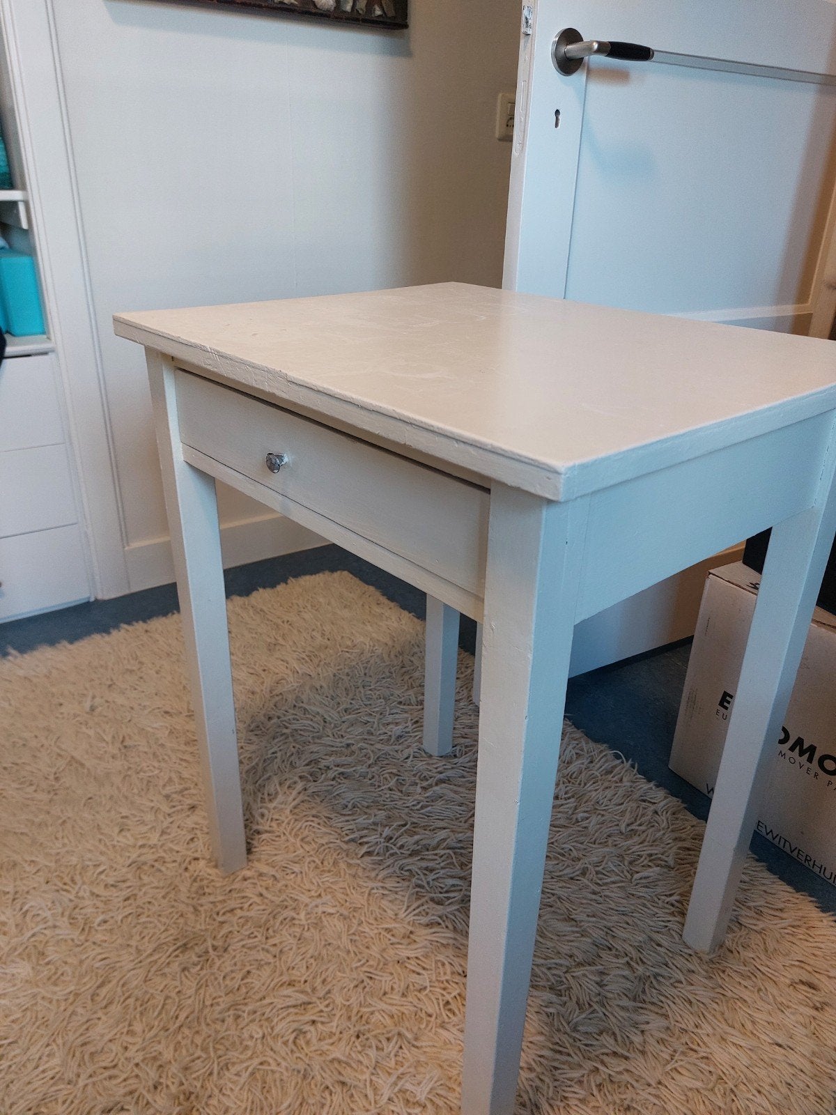 Wit brocante tafeltje met lade, Huis en Inrichting, Tafels | Bijzettafels, Ophalen, Minder dan 55 cm, Gebruikt, 60 cm of meer