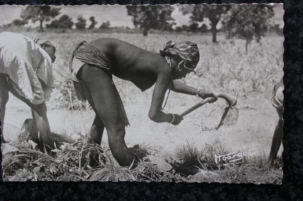 c 1935 ANSICHTKAART AFRICA OPPER VOLTA VROUW WERKT NAAKT, Ophalen of Verzenden, 1920 tot 1940, Ongelopen, Buiten Europa