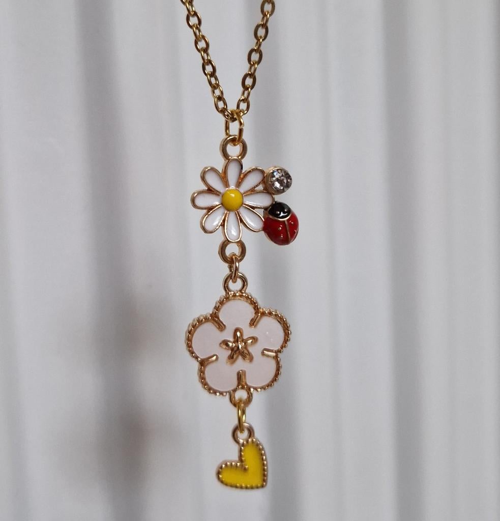 Mooie ketting met bloemen en lieveheersbeestje, Overige materialen, Verstelbaar, Nieuw, Ophalen of Verzenden