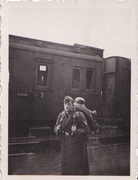 WOII Foto – Duitse Soldaat met Bepakking Trein-Reichsbahn, Foto, Ophalen of Verzenden, Zo goed als nieuw, Voor 1940