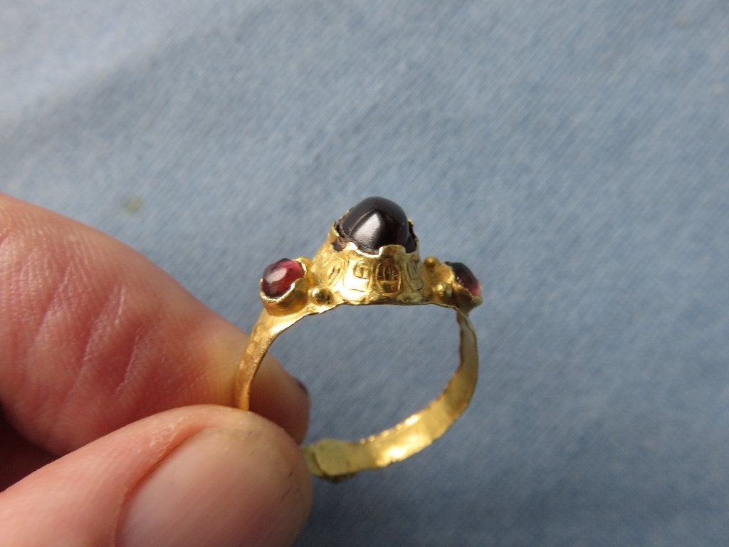 Middeleeuwen – ring in goud met 4 stenen - 10e - 12e eeuw., Ophalen of Verzenden, Goud, Ring