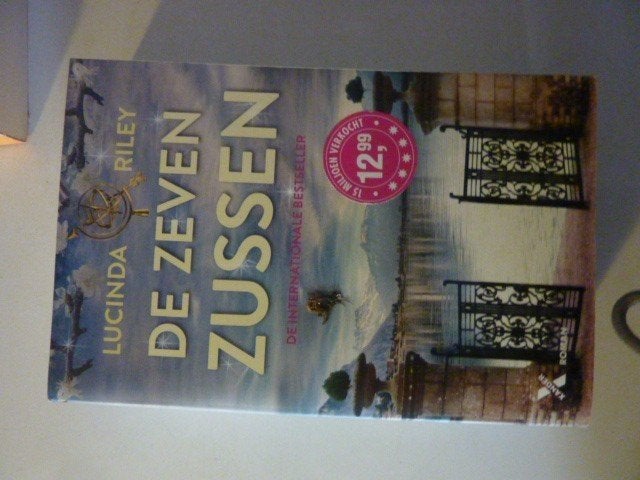 Lucinda Riley - De zeven zussen deel 1, Ophalen of Verzenden, Zo goed als nieuw