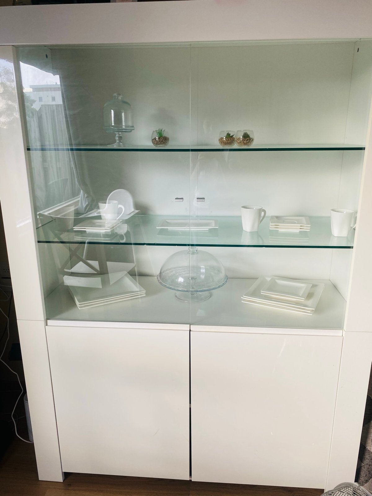 Gratis: Moderne witte vitrinekast met glazen planken, Overige materialen, Gebruikt, 100 tot 150 cm, 200 cm of meer