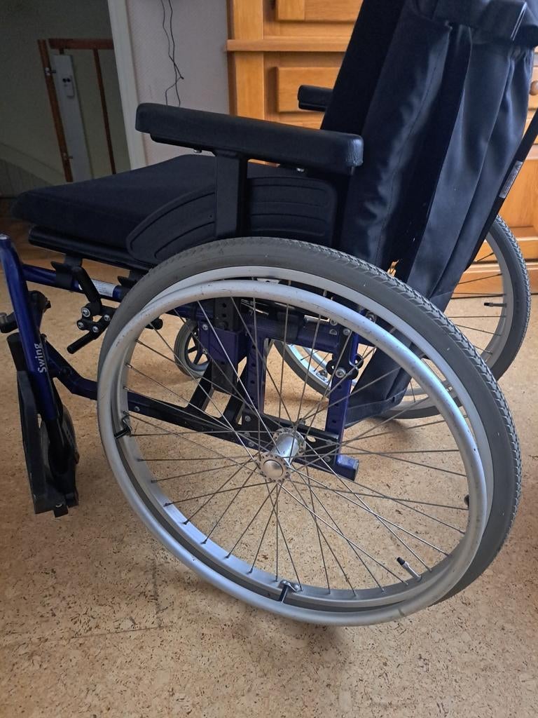 TE KOOP  ÉÉN  GOEDE  ROLSTOEL  MET NIEUWE BANDEN, Ophalen, Gebruikt, Duwrolstoel