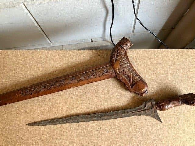 Antieke Indonesische Kris met houten schede en handvat, Antiek en Kunst, Kunst | Niet-Westerse kunst, Wapen, Indonesië, Hout, Bruin