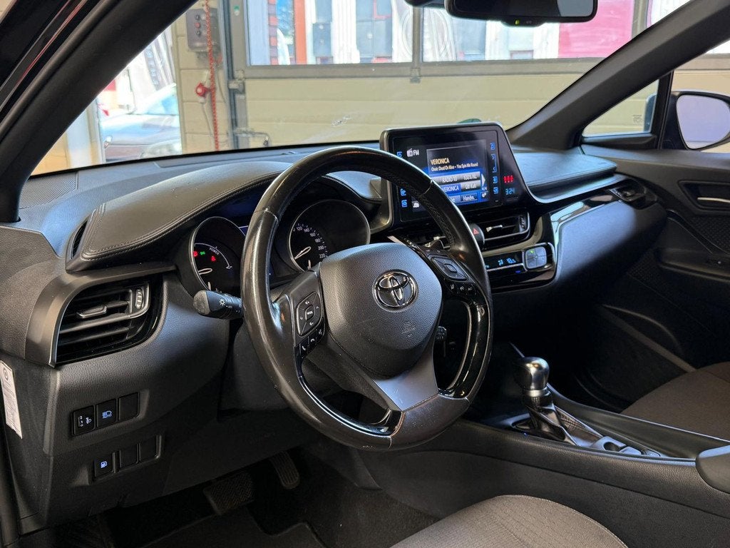 Toyota C-HR 1.8 Hybrid Black edition automaat, Camera, trekh, Auto's, Stof, 4 cilinders, Zwart, 98 pk