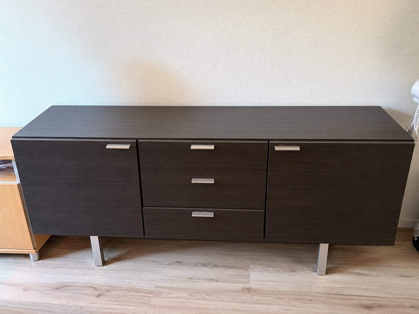 Donkerbruin dressoir met lades en deuren, Ophalen, 150 tot 200 cm, Zo goed als nieuw, Met lade(s)