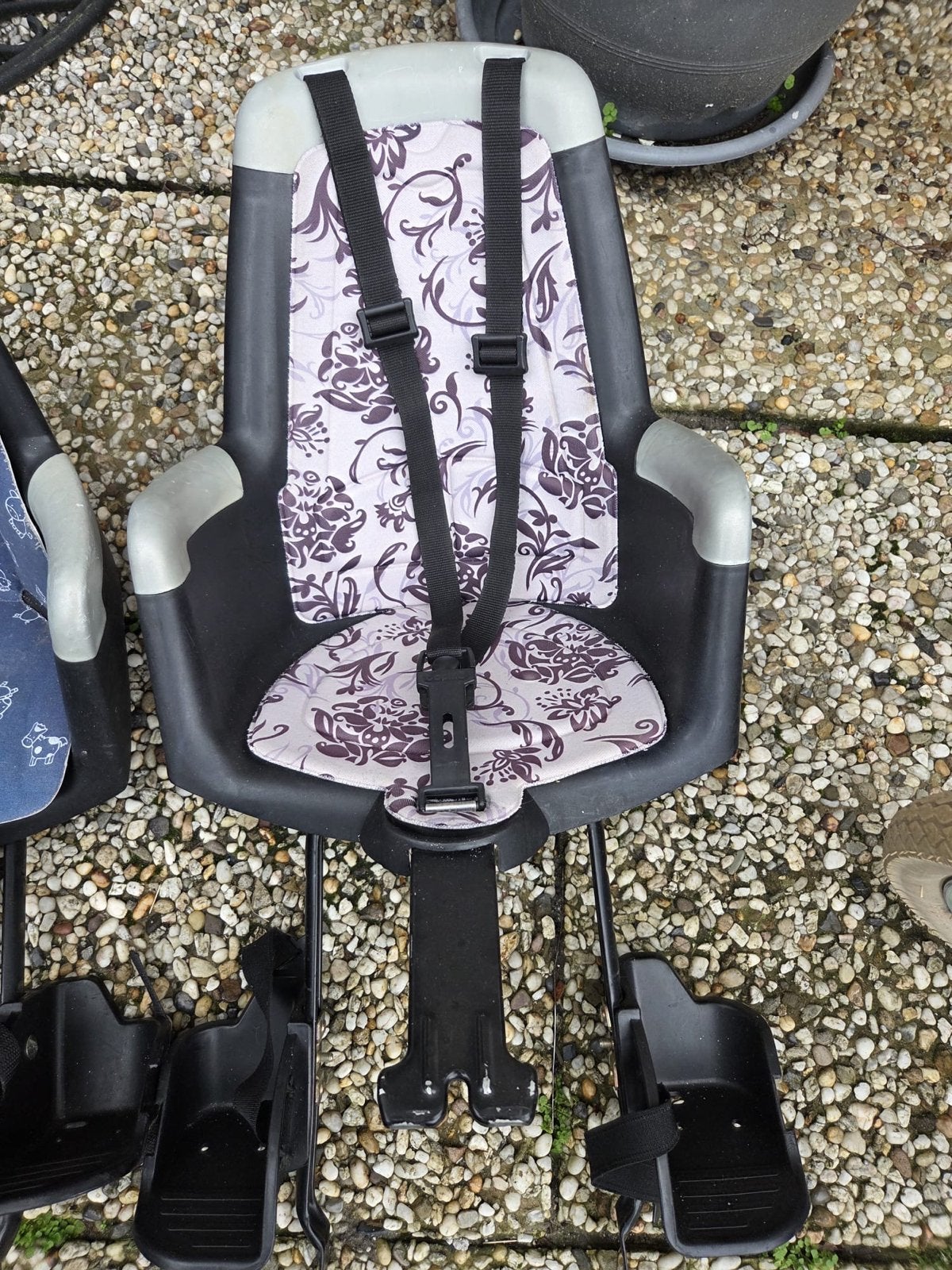 fietsstoeltje met bloemenprint, Fietsen en Brommers, Fietsaccessoires | Fietsstoeltjes, Gebruikt, Achterzitje, 9 t/m 18 kg, Voetsteuntjes